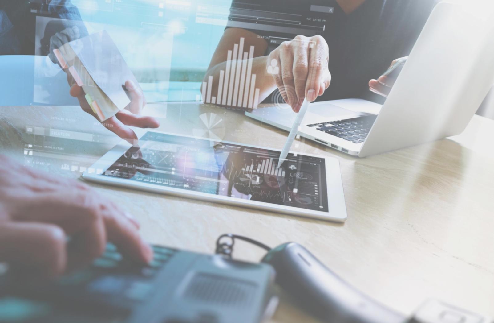 Ambiente di lavoro per sviluppo 3D con schermi multipli e asset grafici