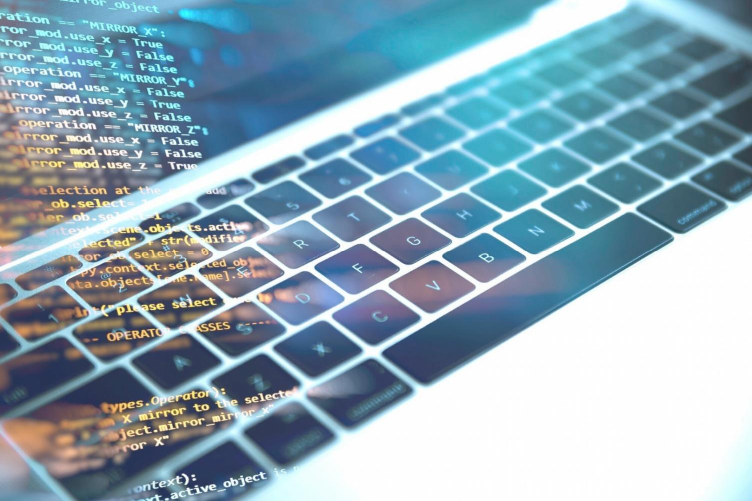 Postazione di lavoro con monitor che mostra ambiente 3D per sviluppo videogiochi